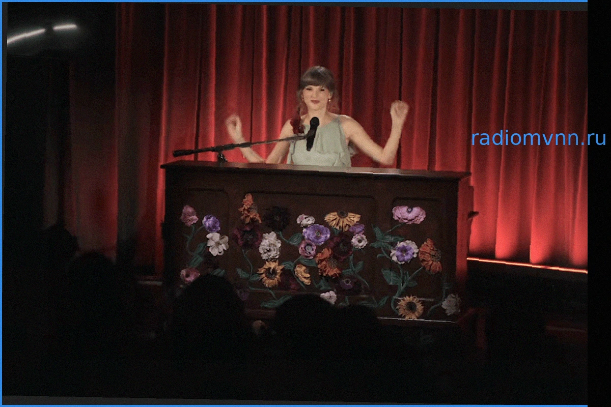 Тейлор Свифт исполнила мэшап песен «All Too Well», «I Knew You Were Trouble» и «August» в видео Grammy Museum